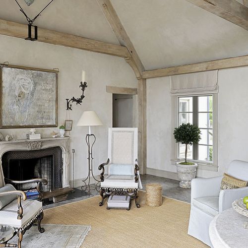 Wnętrza urządzone w europejskim stylu. Ściany są nierówne, jakby nadgryzione zębem czasu. Bielone belki –