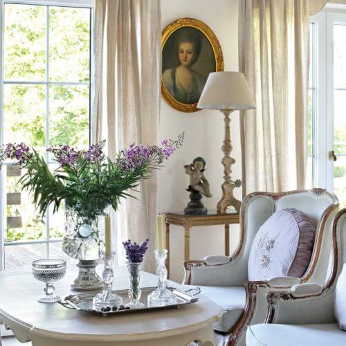 Jak urządzić wnętrze w stylu prowansalskim? Malowanymi antykami, tkaninami w pastelowych kolorach, starą ceramiką, kwitnącą