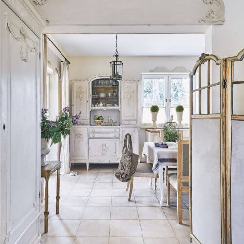 Zwieńczenie drzwi Dorota zrobiła z korony starego lustra. Szafa z rzeźbionymi girlandami pochodzi z kompletu