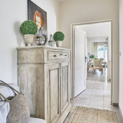 Antyczną bieliźniarkę właścicielka sama pomalowała farbą kredową, podobnie jak donice (oryginalnie szare) ze