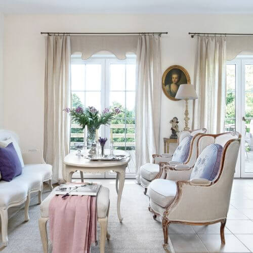 Jak urządzić wnętrze w stylu prowansalskim? Malowanymi antykami, tkaninami w pastelowych kolorach, starą ceramiką, kwitnącą