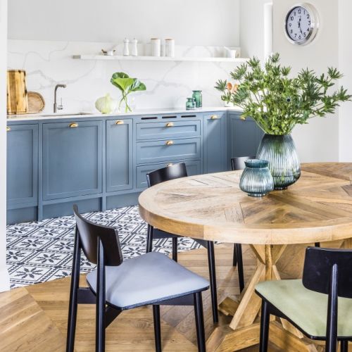 Doskonałe połączenie: francuski szyk i polskie rzemiosło w apartamencie