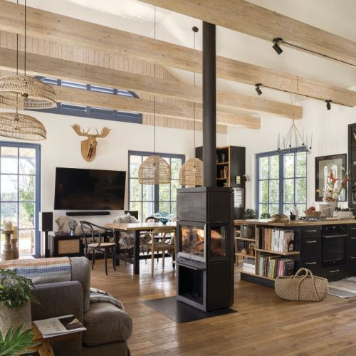 salon z kominkiem w stylu skandynawskim