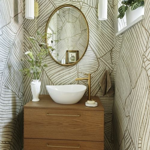 mała łazienka z tapetą na ścianie