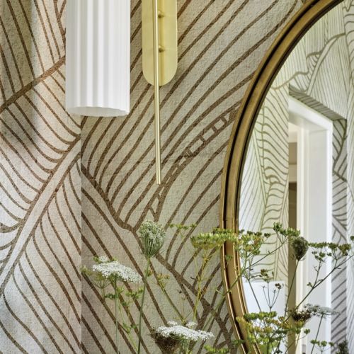 łazienka z tapetą na ścianie