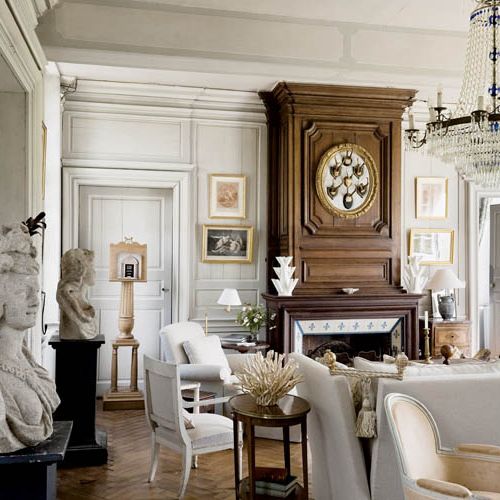 Wnętrze podzielone jest na dwie części: formalną z krzesłami i ławą oraz przytulny kącik z kanapą i kominkiem.