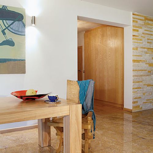 Wnętrze ponadczasowe, nienawiązujące do żadnego konkretnego stylu. Dla miłośników drewna.