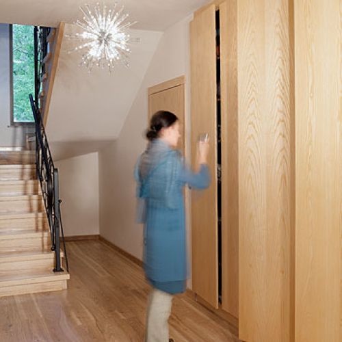 Wnętrze ponadczasowe, nienawiązujące do żadnego konkretnego stylu. Dla miłośników drewna.