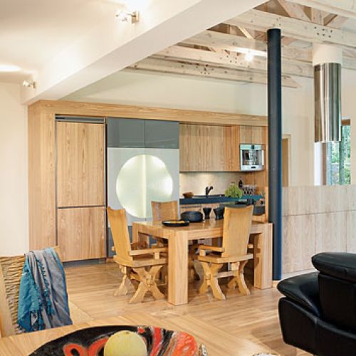 Wnętrze ponadczasowe, nienawiązujące do żadnego konkretnego stylu. Dla miłośników drewna.