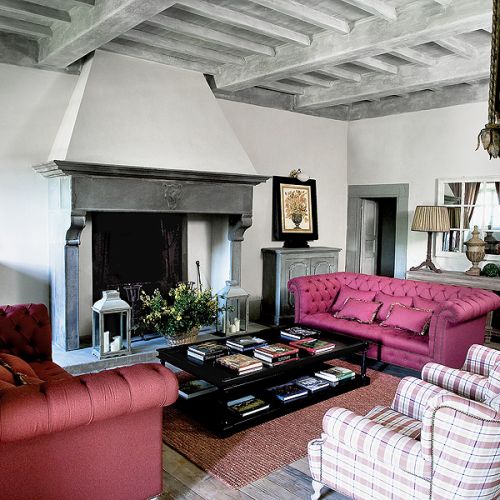 Wnętrze urzadzone jest meblami z antykwariatu Antonia Lionettiego, ale główną ozdobą jest XIX wieczny kominek.