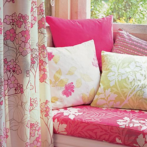 Wniosą do domu wiosnę. Za metr tkaniny marki Villa Nova zapłacimy ok. 250 zł. DECODORE