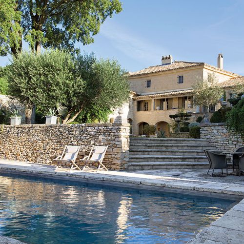 Wokół domu rozciąga się piękny ogród z basenem.