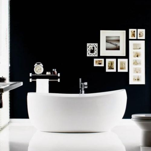 Wolno stojąca wanna akrylowa Future firmy Poolspa kosztuje 9884 zł, a podwójna umywalka Style firmy Laufen - 3696 zł.