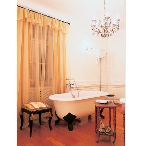 Wolnostojąca wanna z kontrastowymi czarnymi nóżkami.