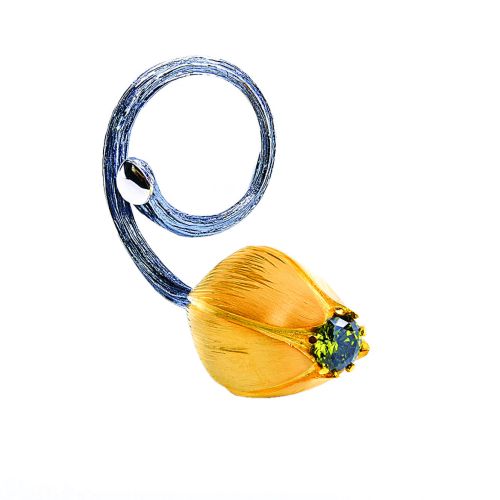 Kacper Schiffers i jego elegancka, złota biżuteria