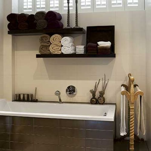 Wpadające do łazienki światło dobrze nastraja. Białe shuttersy kosztują 2400 zł (z montażem). JASNO SHUTTERS