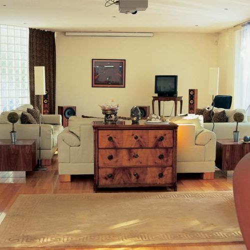 Wrażenie rytmiczności potęguje ściana z luksferów.