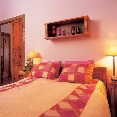 Współczesne, ale stylizowane meble VOX, pasują do garderoby, która ukryła się za przedwojennymi drzwiami.