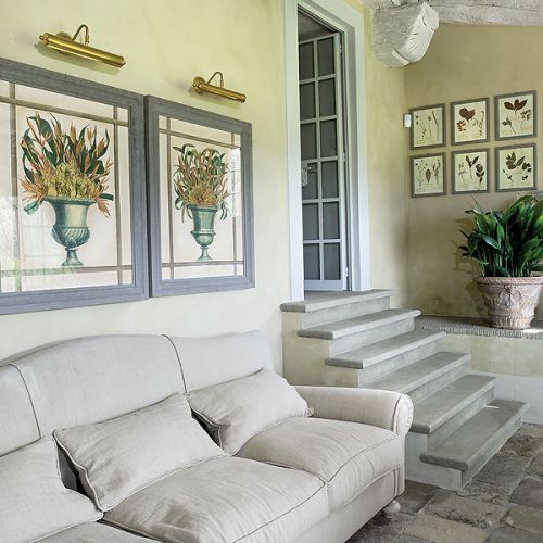 Wszędzie, nawet w oranżerii, na ścianach wiszą obrazy z motywem ziół.