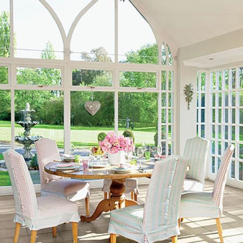 Wszystkie okna miały być zwyczajne, w szprosy. Pomysł na gotyckie łuki to czysty przypadek.