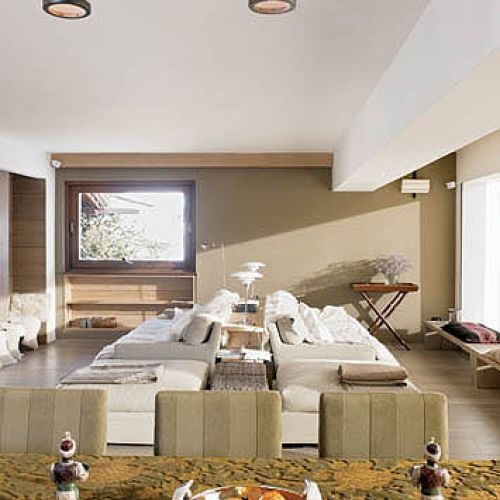 Wybieramy miejsce na kanapie. W zależności od nastroju - siadamy z twarzą do okna, by podziwiać widoki, albo z