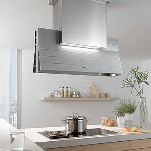 Wyciąg DA 500D ma ruchome skrzydła, które możemy otworzyć lub zamknąć, w zależności od tego, czy gotujemy wodę, czy