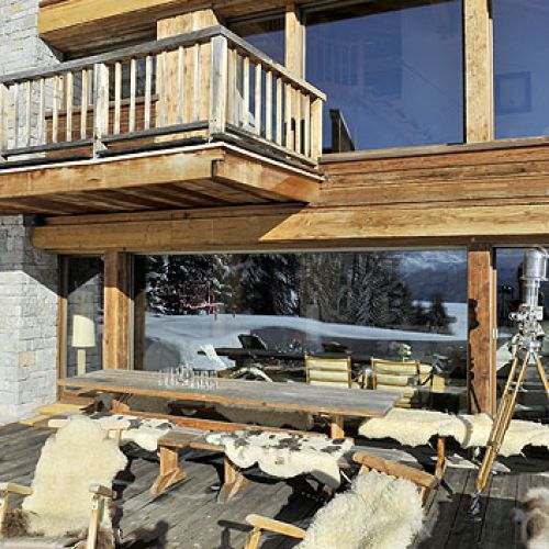 Wygląda jak okoliczne domy i został zbudowany z miejscowych materiałów – drewna sosnowego i granitu.