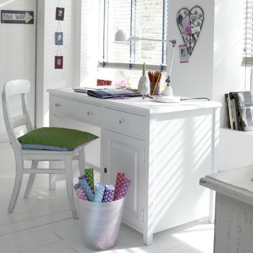 W pokoju dziecka w wieku szkolnym nie powinno zabraknąć wygodnego i funkcjonalnego stołu, biurka lub blatu do pisania.