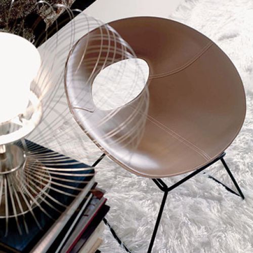 Wygodne krzesło Apple Juice i lampa-kwiat Steel Flower z 2001 roku.