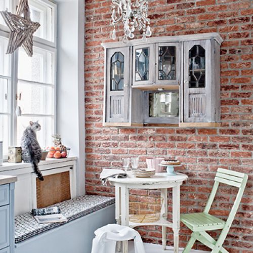 Wygodne siedzisko pod oknem, jak w amerykańskich filmach.