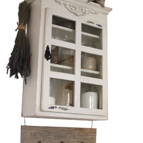 Wykonana z drewna sosnowego, pomalowana na biało i przetarta na krawędziach w celu postarzenia. Ozdobiona