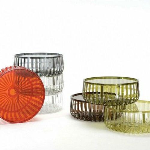 Wykonany z przezroczystego poliwęglanu, jest dostępny w różnych kolorach 963 zł, Kartell, www.atakdesign.pl