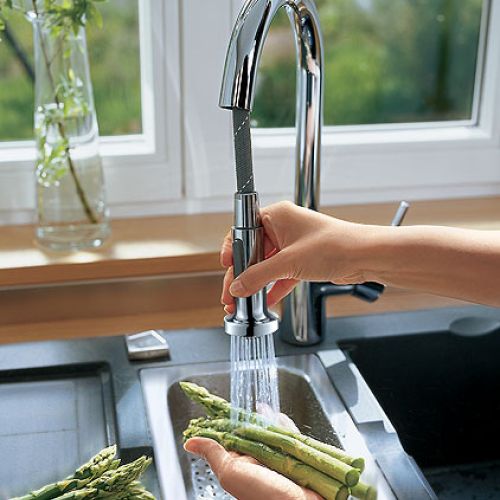 Wylewka baterii Talis S Variarc obraca się o 360 stopni, projekt Phoenix Design, cena 1924 zł. HANSGROHE