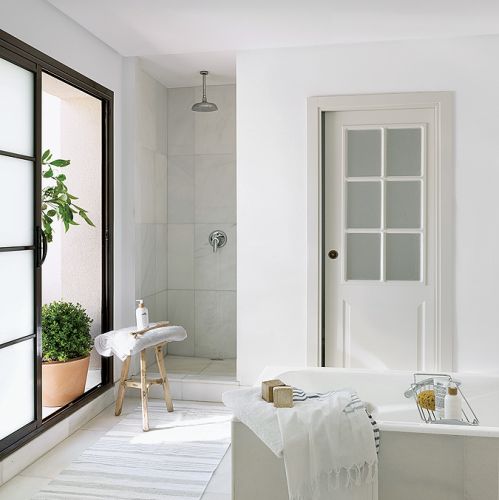 Wyłożona marmurem z Kabili. Drewniany taboret od DM Interiors.