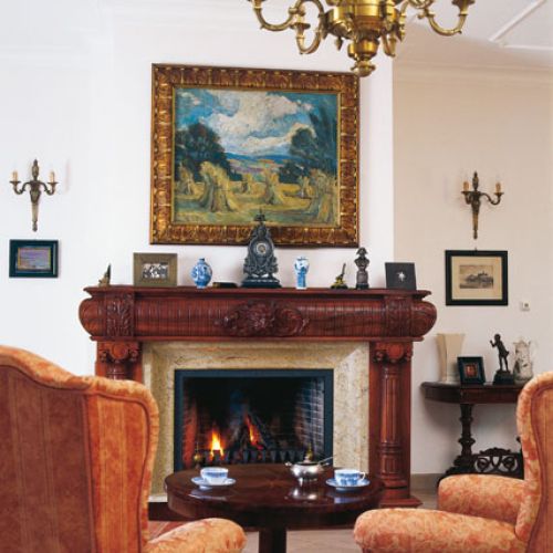 Wymarzone miejsce do wypoczynku - przed kominkiem, w wygodnym fotelu.