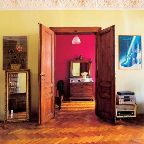 Wysokie dwuskrzydłowe drzwi i stiuki na suficie.