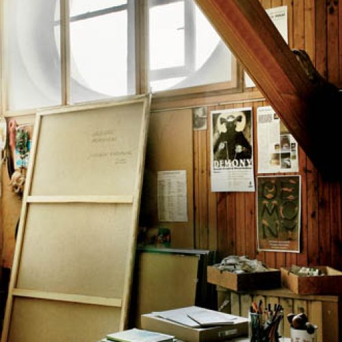 Wysoko pod sufitem owalne okno rzuca na ścianę jasną plamę światła. Znajdziemy ją na wielu obrazach artysty.