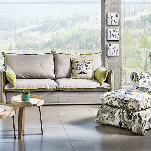 Wystarczy ciut ożywić sofę – na przykład kanarkowymi lamówkami – i już mamy wiosnę w salonie. Trzyosobową kanapę Dress