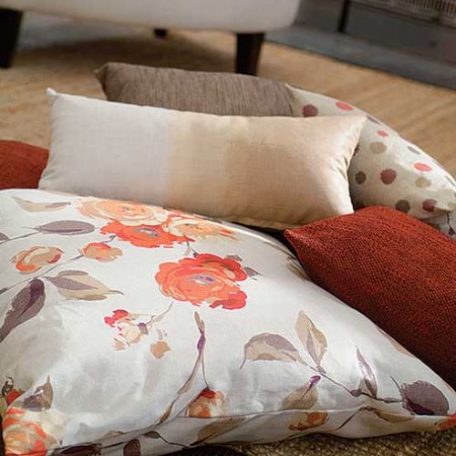 Wystarczy jedna poducha w duże kwiaty - kolekcja Metropolis (350 zł/m2). FONZI