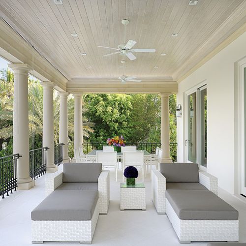 Wystarczy rozsunąć szklane ściany, a salon połączy się z tarasem.