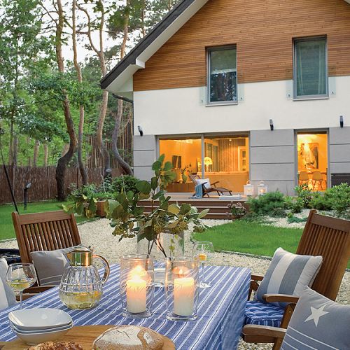 Skandynawski styl w sosnowym lesie