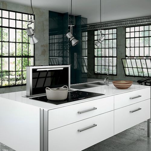 Minimalistyczne urządzona kuchnia z nowoczesnym sprzętem agd.