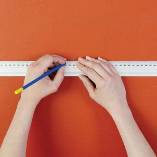 Wyznaczamy szerokość fresku za pomocą ołówka i linijki,