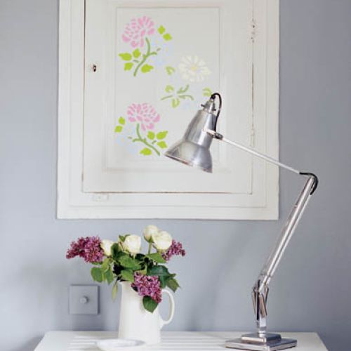 Wzór na drzwiczkach. Malowana łączka