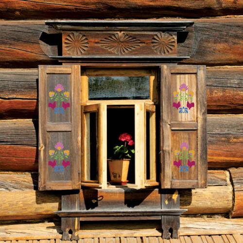 Wzór z szablonu świetnie wygląda na drewnianych okiennicach.
