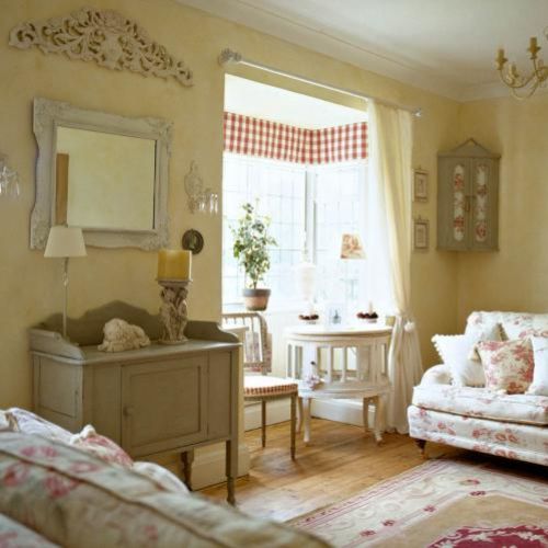 Wzorzyste obicia, drewniana podłoga i jasne ściany.