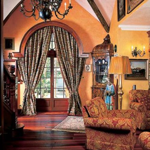 Wzorzyste zasłony przysłaniają przeszklone drzwi.