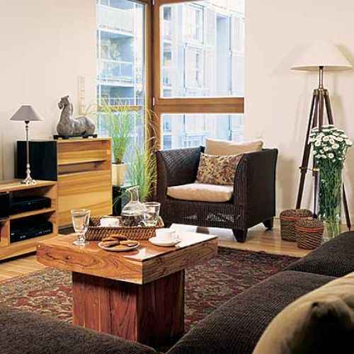 Wzorzysty dywan ociepla nowoczesne wnętrze.