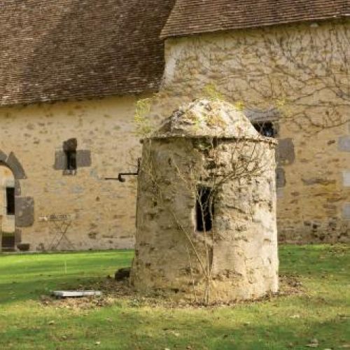 XVI-wieczny kamienny folwark na północy Francji.