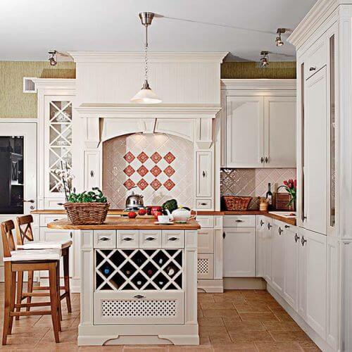 York to kuchnia w stylu angielskim z obudowanym kominem i ciekawymi przeszkleniami szafek, Arino House